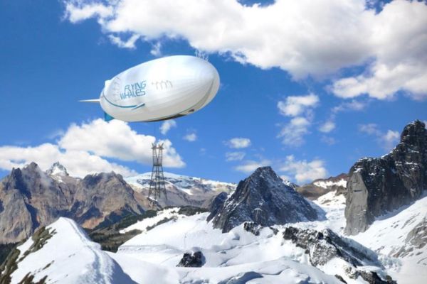 dirigable qui vole dans le ciel