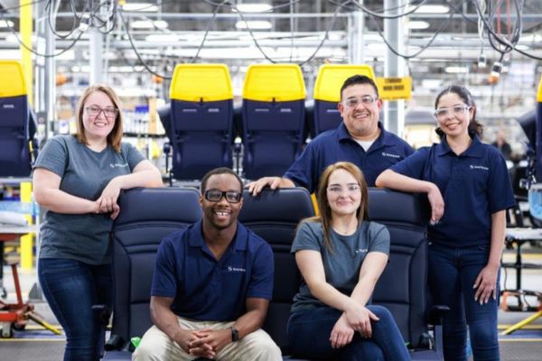 l'équipe qui travaille dans la société safran