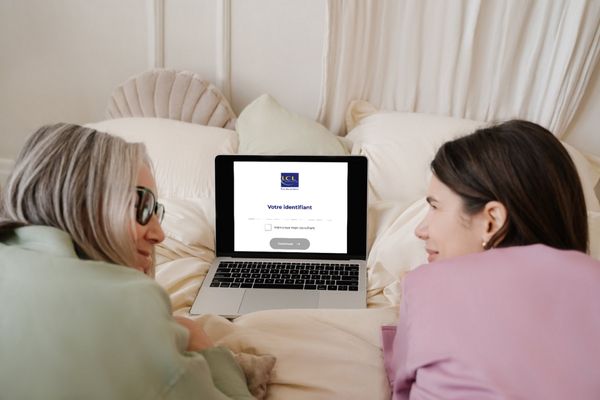 un couple visite mon compte client lcl sur leur ordinateur dans le lit