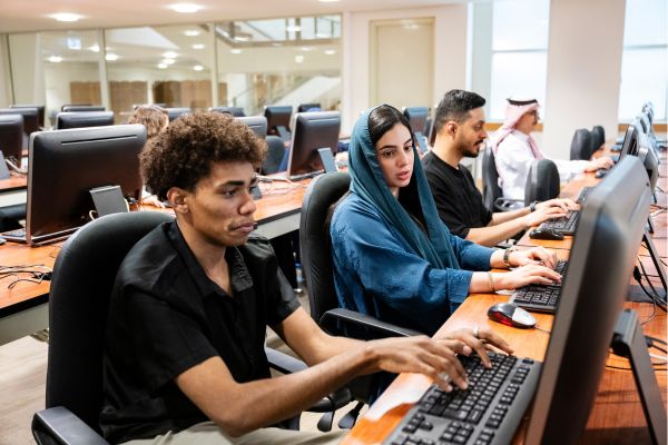 des étudiants qui utilisent mon bureau numérique à l'école