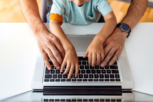 un parent et son enfant qui utilisent mon bureau numérique ensemble