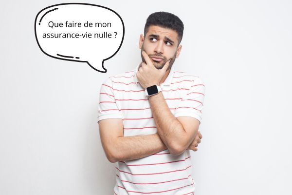 homme qui se demande quoi faire avec son assurance vie