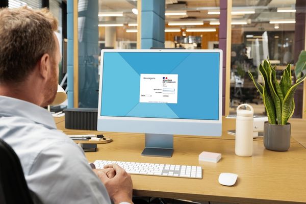 un utilisateur se connecte au webmail versailles