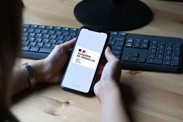 personne qui va sur webmail versailles sur son téléphone