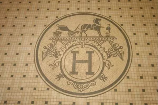 hermes logo sur le sol