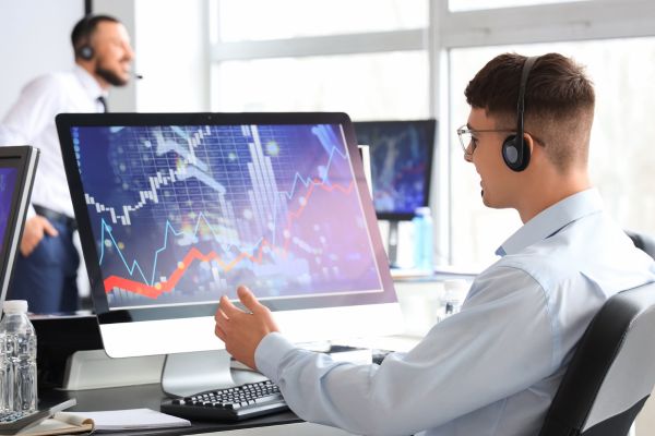 homme qui lit le mag investir sur son ordinateur